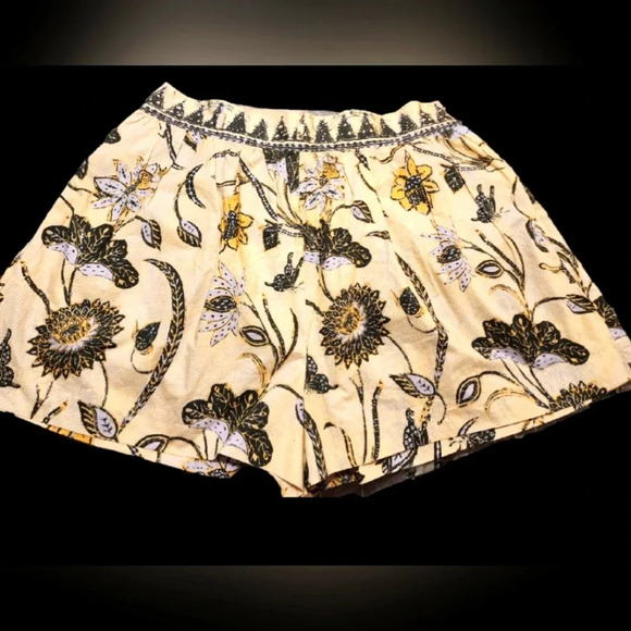 Ulla Johnson Pants - ULLA Johnson Rowan Shorts - size 12- NWOT- never worn - no call outs/ stains 💛